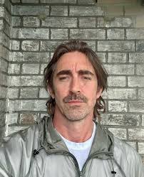 I love Stephen King, it's a pleasure to hear Lee, who is involved in the  film adaptation « The Runningman » of one of his novels, talk about this  great author💣🧨🪓🔪🎬🎞️ Our