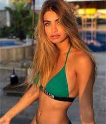 Da qui si sente appena una musica leggera. Emma Muscat Emmamuscat Official Photos And Outfits On 21 Buttons