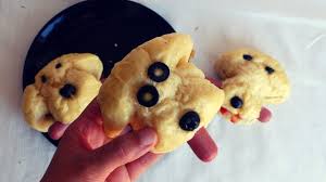 Estremamente versatile, si può abbinare a preparazioni dolci, ma è perfetto anche con salumi, salse e pesci, come. Panini Per Hot Dog Facilissimi Pane Cagnolino Ricette Di Gabri Youtube