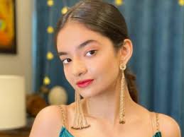 Anushka Sen did bo*ld photoshoot at the age of 20, gave such poses lying on  the bed - informalnewz