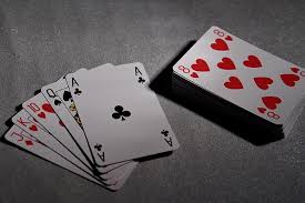 Juego de cartas que mezcla el solitario con el poker. Juego De Cartas Del Poker Juegos De Cartas