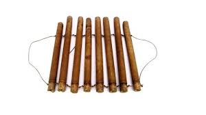 Alat musik rebana ini dibuat dari bahan kayu (dapat dibuat dari kayu cendana, jati, pohon nangka, dan pohon kelapa) berbentuk pipih serta terdapat lubang di bagian. 9 Alat Musik Tradisional Kalimantan Selatan Lengkap