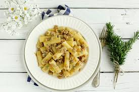 Cuocere al dente la pasta scelta ( 320 gr di gnocchetti in questo caso) mantecare in pentola con la metà del ragu. Tortiglioni Con Ragu Bianco Di Chianina