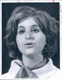 Julie Budd's Instagram, Twitter & Facebook