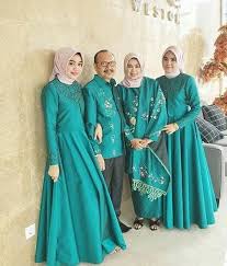 Sebelum masuk ke sepuluh rekomendasi produk terbaik kombinasi brokat dan tule merupakan paduan pas untuk gaya semiformal. 30 Model Baju Lebaran Keluarga Modern Terbaru 2020