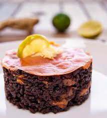 In sostanza un'insalata di riso nero con l'aggiunta di salmone affumicato e verdure. Riso Venere Con Salmone Zenzero E Curcuma Basilico Secco