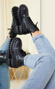 Cuir bottes motardes bottines chelsea en cuir semelles textiles bottes enfant chaussure bottes cuir fourrure. Bottines Motardes En Similicuir Noir A Semelle Crantee Prettylittlething Fr