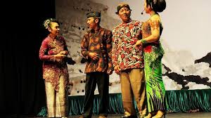 Drama yaitu kisah yang ditulis oleh seorang sutradara secara tertulis yang disebut asainka. 4 Struktur Teks Drama Bahasa Jawa Contoh Padukata Com