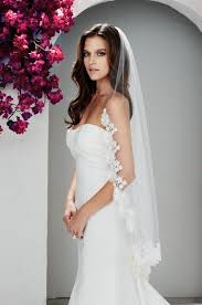 Este tipo de velo de novia birdcage o francés (generalmente hecho de malla) que tan de moda si tu vestido tiene detalles que quieres destacar, deberías elegir un velo de novia corto que no sobrepase la altura de la barbilla u optar por un velo más largo pero fino para que los adornos puedan ser. Velos De Novia Conoce Las Mejores Tendencias 2018 2019