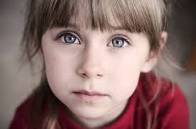 Isang pamilyang British na may kakaibang depekto sa pagsasalita ay nagtulak  sa mga lingguwista sa FOXP2: isang gene na nagsisimulang magpaliwanag kung  paano nakuha ng ating mga ninuno ang wika. Mga Fossil