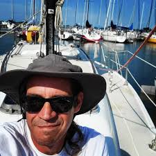 What are the registration requirements for tenders or dinghies in different  states and countries, specifically for cruisers heading to the Bahamas?