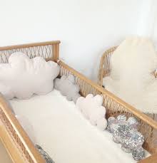 un air vintage chic pour ce tour de lit bebe mini pois liberty et velorus milleraies dans les tons linge de lit enfan tour de lit bebe tour de lit