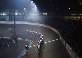 De baansport is één van de oudste vormen van de wielersport. Schokkend Reusachtige Splinter Doorboort Italiaans Wielertalent Foto Sportnieuws