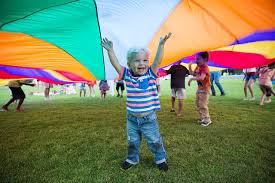 140 juegos sociales y dinamicas para jovenes recursos biblicos. Juegos Al Aire Libre 7 Juegos Con Paracaidas Kidearea Juegos Para Ninos Al Aire Libre Juegos Al Aire Libre Ninas Al Aire Libre