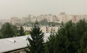 Frunzele foșnesc din când în când. Vremea Pitesti Maine