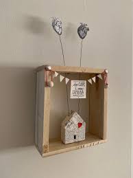 Due cuori, una cappella (1975). Due Cuori E Una Capanna Nel 2020 Stelle Di Legno Casetta Di Legno Due Cuori