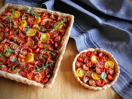Tarte Aux Tomates Cerise Et A La Moutarde Aux Herbes De Provence Pate Brisee Au Parmesan Et Au Poivre Voatsiperifery Tarte Aux Tomates Cerises Tarte Tomate Tomates Cerises