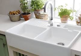 Evier De Cuisine Notre Selection De Modeles Pratiques Et Canons Elle Decoration Evier Cuisine Evier Cuisine Ceramique Evier Double Bac