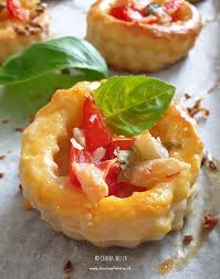 La prima volta che mi sono imbattuta in questa ricetta è stato sul blog profumo di lievito di. Vol Au Vent Con Finta Sfoglia Di Adriano Pomodorini E Formaggio Di Capra Kucina Di Kiara