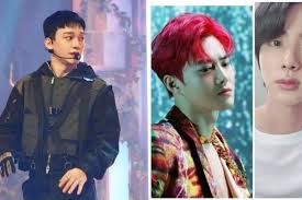 Both men are making the same expression, and their hair and makeup are styled the same way. Idol Kpop Wajib Militer Tahun 2020
