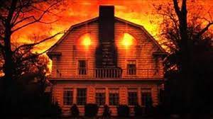 The top of the boathouse can be seen in the lower right portion of the photo, just above the bushes. Infernale Immobilie Das Amityville Horror Haus Steht Zum Verkauf Mannersache