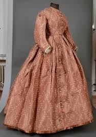 Machine wash in cold water with mild liquid biodegradable detergent without added bleach or whiteners. Robe Vers 1860 1865 En Taffetas De Soie Chataigne Trame De Cordonnet Creme Et Noir Dessinant Deux Reseaux Losanges Juxtap Historical Dresses Fashion War Dress