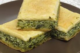 Peste crema rezultata se adauga in etape faina amestecand mereu, iar cand devine prea consistent, se adauga untul si se farmanta cu mainile pana ce se obtine un aluat omogen si numai bun de intins in foaie. PlÄcintÄ Cu BranzÄ SÄratÄ Si MÄrar La Cuptor ReÈetÄ