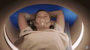 La médecin avait des visions de personnages disparus mais n'était. Grey S Anatomy Saison 17 Meredith Sur Le Point De Mourir Dans L Episode 3 Mce Tv