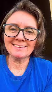 Muitas vezes é necessário se calar para q possamos ouvir a voz de Deus! Nós  mulheres temos certa dificuldade, pq nós queremos falar e falar, e não  damos ouvido a voz do Senhor! Então pare agora por ...