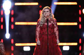 Ever since she shot into the spotlight on the first season of american idol, fans and media personalities alike have been quick to call out changes in her size and shape. Kelly Clarkson Weight Loss Kelly Clarkson Quotes About Body Image And Fat Shaming