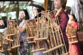 Angklung merupakan alat musik tradisional yang masih cukup sering digunakan. 5 Alat Musik Jawa Barat Selain Angklung Dan Suling Kumparan Com