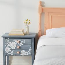 Peindre un meuble poussiéreux ou contenant des résidus peut nuire à l'adhésion de la peinture et il existe sur le marché des peintures spécialement conçues pour peindre des meubles et obtenir un. Peindre Au Pochoir Sur Un Meuble Relooker Meubles