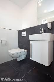Fliesen Im Gaste Wc Bodenfliesen Mit An Der Wand Verlegt Toller Kontrast Zur Weissen Keramik Und Zum Badmobel Gaste Wc Badezimmer Renovieren Gaste Wc Modern