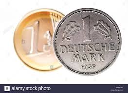 Quarantäne für rückkehrer aus risikogebieten. D Mark Mit 1 Euro Munze In Den Hintergrund Deutschland Stockfotografie Alamy