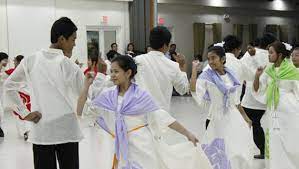 Pakaian cheongsam atau 'baju panjang' yang selesa dan anggun juga sering dilihat hingga ke hari ini. Pakaian Tradisional Filipina