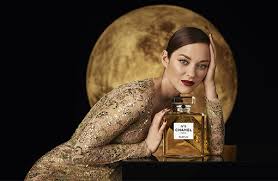 Après avoir changé de maison, passant de dior à chanel en février dernier, l'actrice française marion cotillard est désormais l'égérie du mythique parfum n° 5, dont chanel vient de dévoiler le nouveau film réalisé par johan renck. Chanel Devoile Sa Nouvelle Campagne N 5 Avec Marion Cotillard Journal Du Luxe Fr Actualite Du Luxe