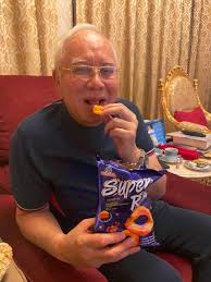 Agong cannot do anything without the advice of the pm. In Super Ring Snack Photo Najib Appears To Troll Dr Mahathir Over Bersatu Sacking Malaysia Malay Mail