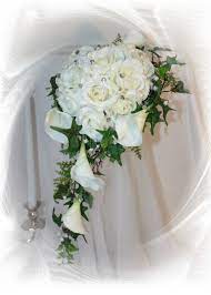 Ein romantischer blütentraum in rosa, der besonders gut zu einem schlichten, weißen ein wasserfall aus weißen rosen und calla lilien wirkt in kombination mit einem klassischen, dezent verzierten brautkleid zart und lieblich. Herzstrauss Callas Cremeweiss Hochzeitsdekorationen