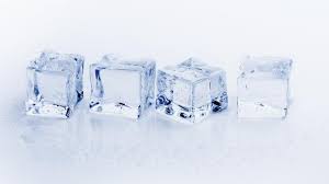 Jadi moms dan sis, di bawah dan di sekeliling wadah itu terdapat es batu. 5 Manfaat Es Batu Untuk Wajah Menyamarkan Pori Pori Hingga Kantung Mata Citizen6 Liputan6 Com