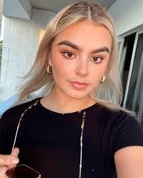 Renata Erickson's Instagram, Twitter & Facebook