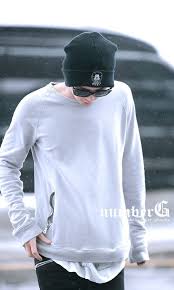 I Have Issues With Gdragon With Stubble In Loose Fitting Long Sleeves And Skinnies Gdragon Airport Fashion Stubble Argh Stubble Sc Jiyong K Pop Coreana