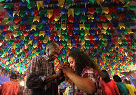 From hot air balloon launches to bonfire jumping, this festival takes a love for warm weather to the next level. Bahia Ba Sao Joao Conheca A Origem Das Tradicoes Nordestinas