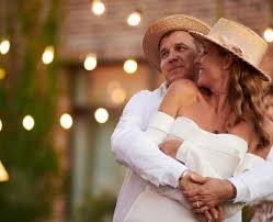 Осадчая в темном купальнике, горбунов в черных коротких шортах. Katya Osadchaya I Yurij Gorbunov Otmetili Chetvertuyu Godovshinu Svadby Karavan