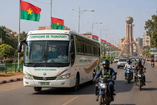 Bus de transport en stationnement et voyageurs