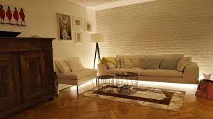 Wunderschones Wohnzimmer Mit Boden Beleuchtung Und Stilvollen Mobeln Das Grosse Sofa Und Die Kuschligen Kissen Laden Formlich Zum Verw Wohnen Haus Wohnzimmer