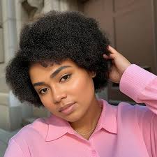 donna in capelli afro ricci e 13x4 a