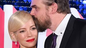 Novou macochou Miley Cyrus je herečka Elizabeth Hurley