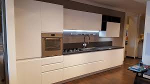 Wega Di Arredo3 Cucine Bianco Opaco Pet Ed Elementi A Giorno In Rovere Termocotto Cucine Cucine Moderne Piani Cucina