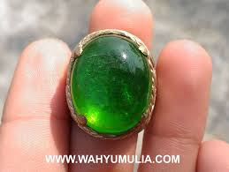 Cincin bermata batu jamrud kalimantan ini memiliki warna hijau yang mengkristal dengan serat memanjang ke satu arah. Batu Cincin Zamrud Kalimantan Kode 351 Wahyu Mulia