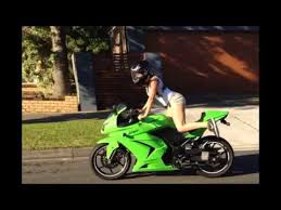 Cewek cantik naik ninja rr vs klx modifikasi indonesia konten lagu. Video Cewek Sexy Naik Motor Ninja Kawasaki 250r Youtube